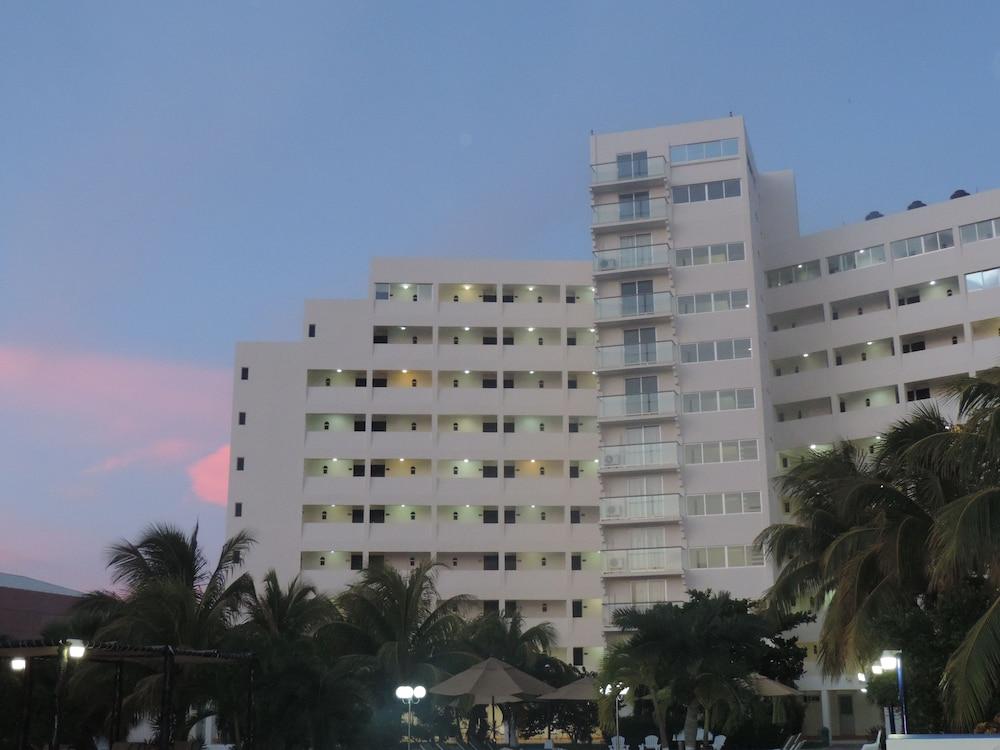 Hotel Calypso Cancun Exterior photo